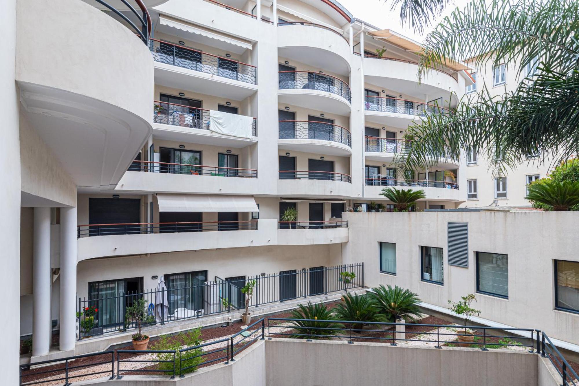 Nice 1 Bedroom Downtown Carre D'Or With Garage Екстериор снимка