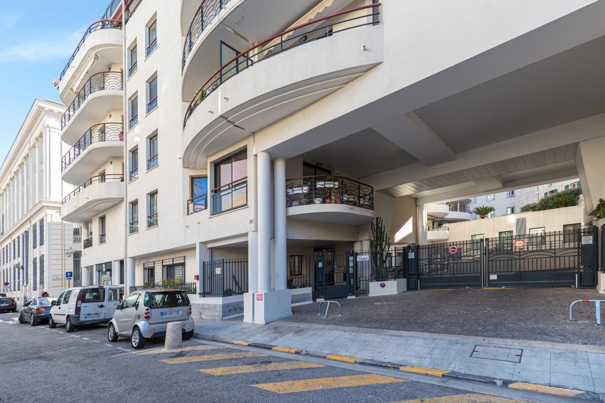 Nice 1 Bedroom Downtown Carre D'Or With Garage Екстериор снимка