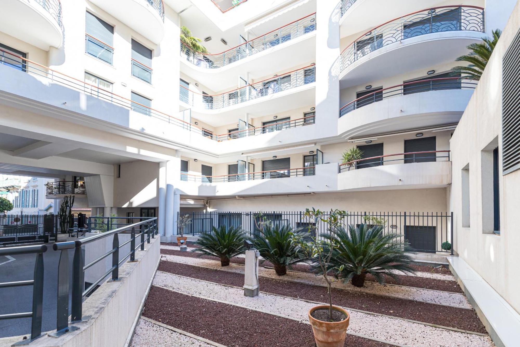 Nice 1 Bedroom Downtown Carre D'Or With Garage Екстериор снимка