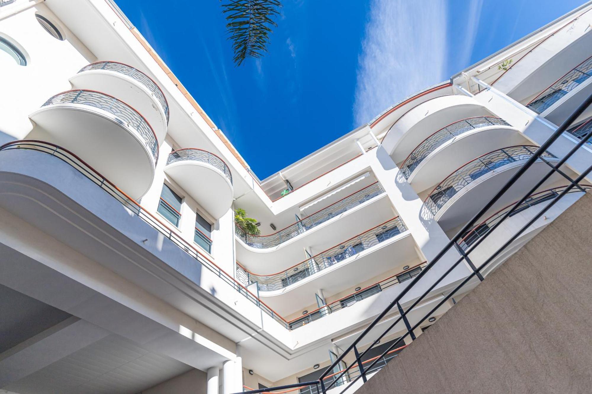 Nice 1 Bedroom Downtown Carre D'Or With Garage Екстериор снимка